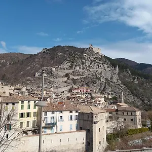 https://hotel-le-entrevaux.fr-provencehotel.com